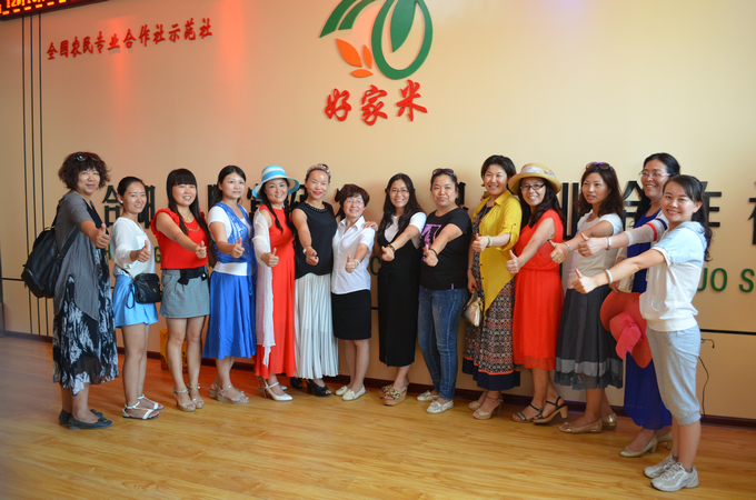 雷媛媛总经理,世华西安公司雷晓倩经理与考察的女士们合影