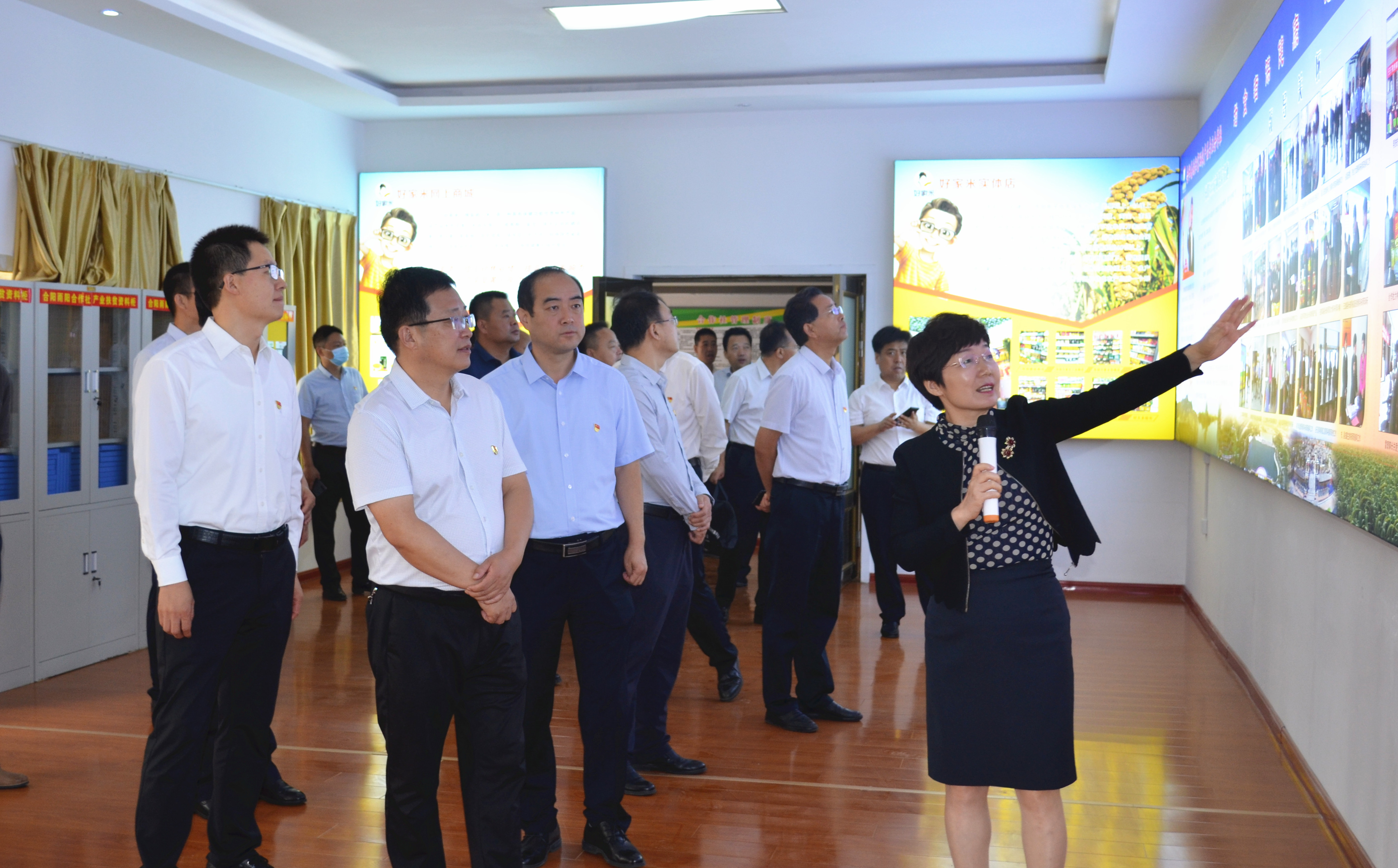 全市推进“三变”改革会议的市、县领导前来雨阳合作社指导工作 全市推进“三变”改革会议的市、县领导前来雨阳合作社指导工作
